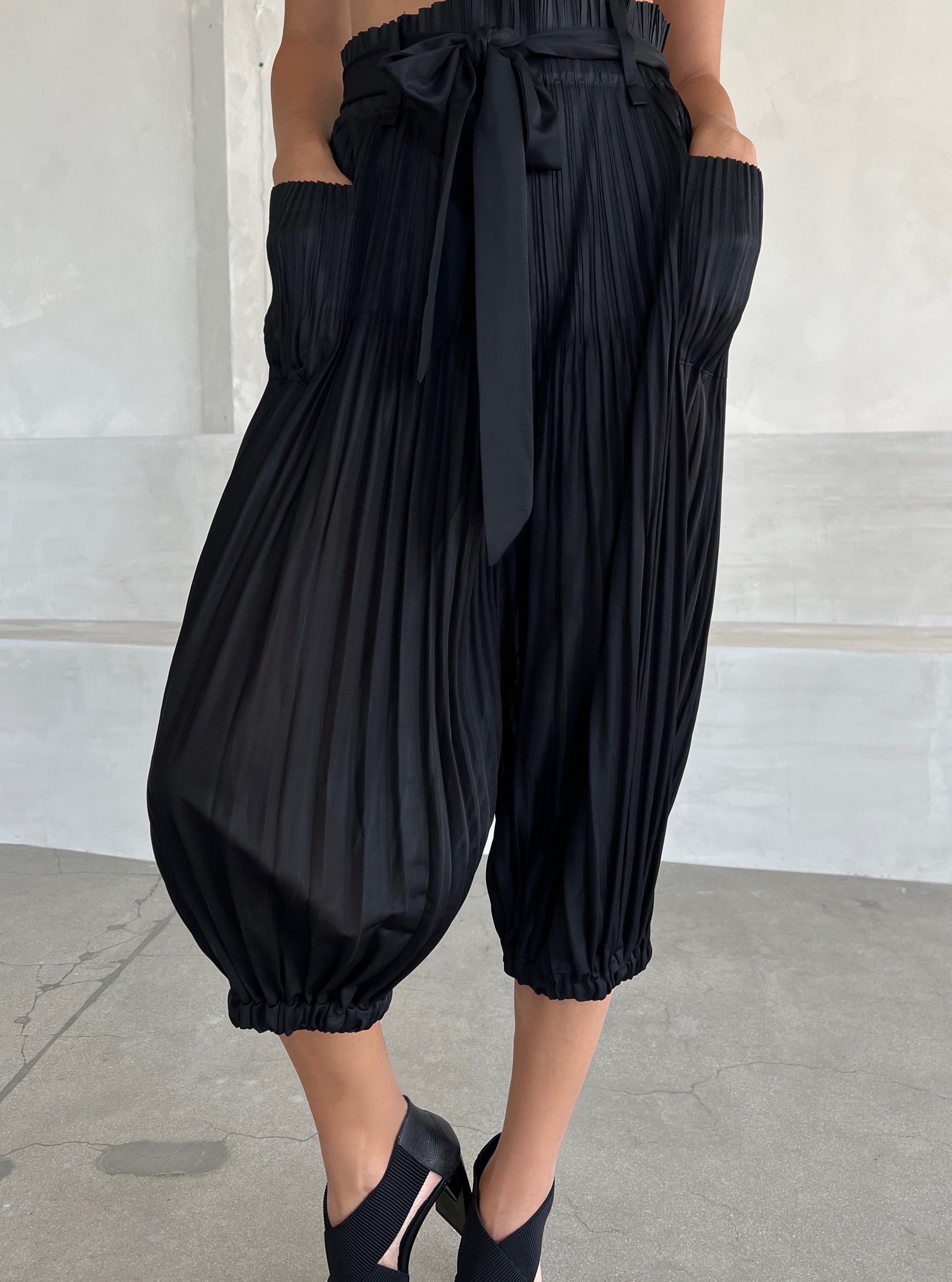 Belted Plissé Pant