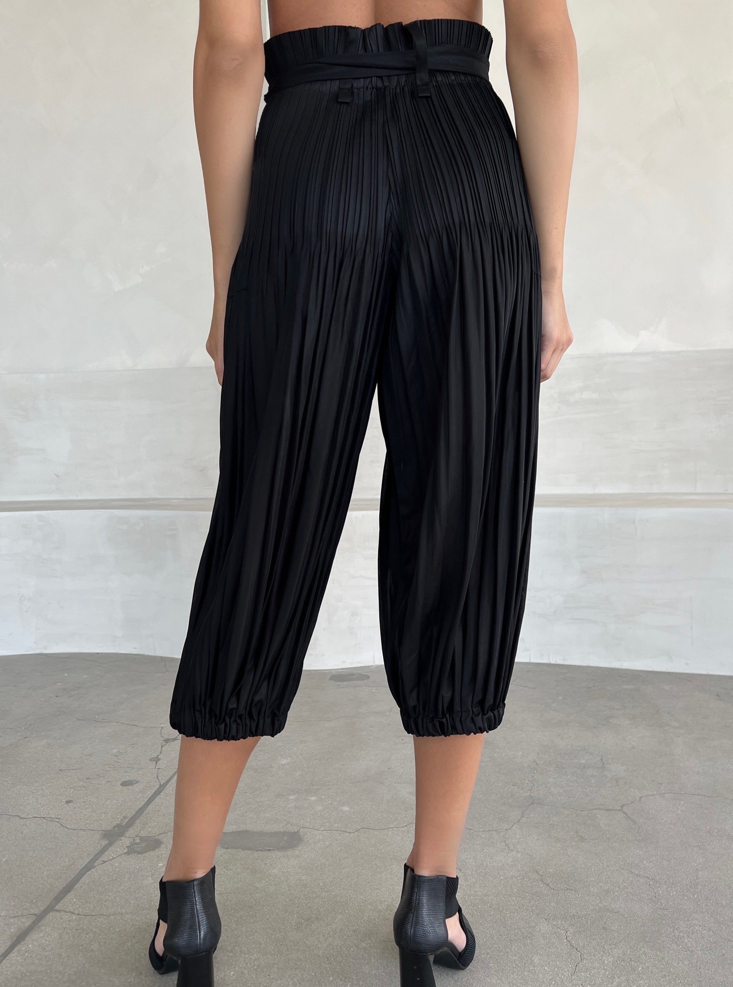 Belted Plissé Pant