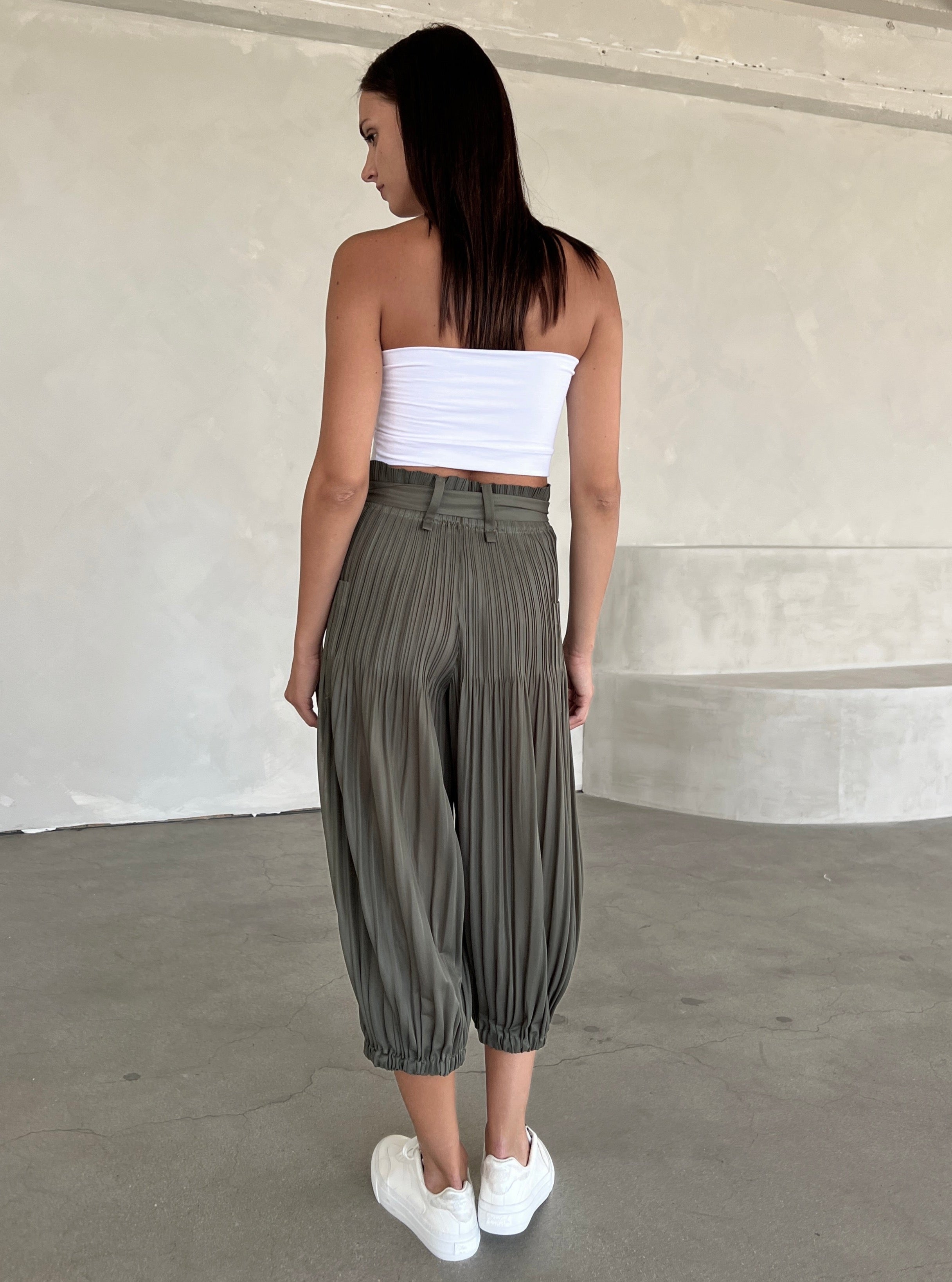 Belted Plissé Pant